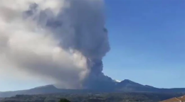 L’Etna è in eruzione, fontane di lava e intensa emissione di cenere 