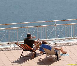 Napoli al sole, la vita tra balconi e terrazze al tempo del Coronavirus