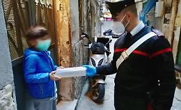 Coronavirus a Napoli, carabinieri consegnano a tablet agli alunni per lezioni online