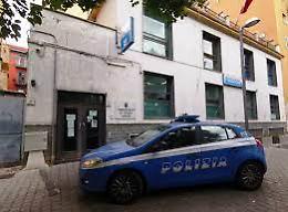 La fidanzata si rifugia in un garage e lui aggredisce i poliziotti: arrestato al Vomero