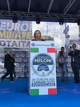 Meloni a Napoli: un'altra Europa e un altro governo italiano. Applausi per Noemi