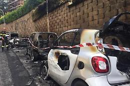 Incendio nella notte a Roma: 4 auto distrutte al Casaletto