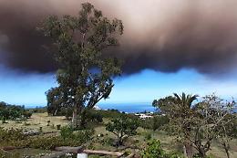 Stromboli, oggi nuova forte eruzione e colonna di fumo