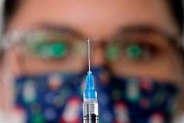Vaccino Covid, Gimbe: cala efficacia terza dose e sale mortalità anziani