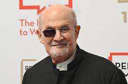 Salman Rushdie riappare in pubblico per la prima volta dopo l'aggressione