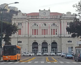 Aggressione all'esterno della stazione Campi Flegrei, un arresto