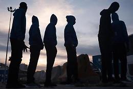 «Grecia abbandona migranti in mezzo al mare», video choc del New York Times
