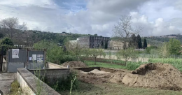 Fa installare antenna 5G, testa di maiale sul cancello