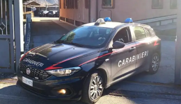 In auto con la paletta dei vigili: casalinga denunciata