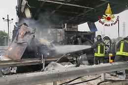 Autocarro in fiamme in autostrada, tre caselli distrutti