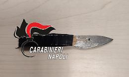 A spasso con un coltello artigianale in tasca, denunciato