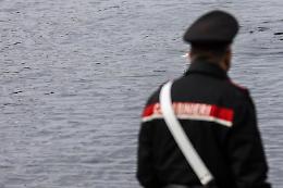 Salva le figlie in mare ma poi annega: morto 47enne
