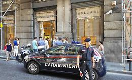 Sventata rapina in pieno giorno a Chiaia da Bulgari: è choc