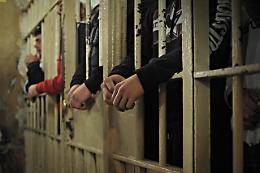 Agenti aggrediti da detenuto con pezzo di vetro