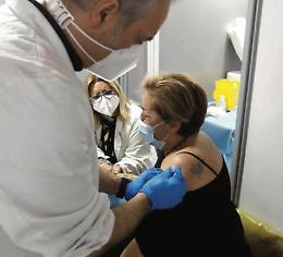«O ci vacciniamo o chiudo tutto»