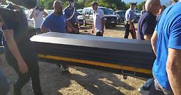 Gioele, lo strazio del papà: sbatte i pugni sulla bara