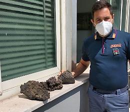 Ruba pietre laviche da strada per Vesuvio, denunciato turista