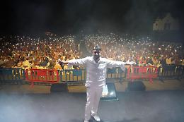 Gigi Finizio accende la notte di Forio d'Ischia, grande successo