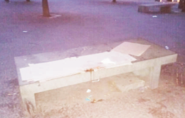Piazza Municipio, lancio di uova contro i clochard