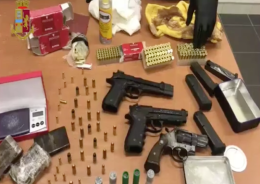Droga, armi e munizioni in casa: coniugi arrestati a Scampia