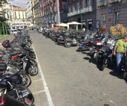 Piazza Vittoria, “contributo volontario” ai parcheggiatori abusivi per i motorini