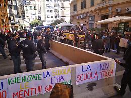 Scuola, quarto giorno di proteste: ci sono anche animatori e artisti