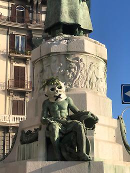 Maschere su statue a Napoli, protesta degli ambientalisti di Rebellion