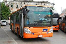 Lucchetto contro il vetro del bus, ferita una ragazzina