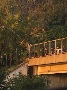 Pianura-Vomero, dalla scorsa notte minaccia di lanciarsi dal ponte