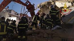 Esplode palazzina nel Casertano: donna estratta viva dalle macerie, morto il marito
