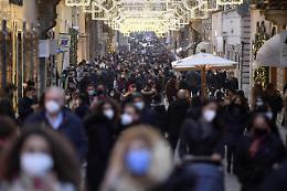 Assembramenti per lo shopping, a Roma chiusa via del Corso