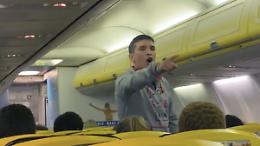 NO vax cacciato dal volo Ryanair, non voleva indossare la mascherina: «I vaccini servono per controllarci»