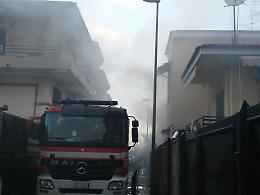 Fabbrica distrutta dalle fiamme ad Arzano, salvato un 70enne VIDEO