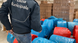Napoli, sequestrato materiale per shopper illegali
