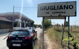 Nudo in macchina vicino a scuola, arrestato 36enne