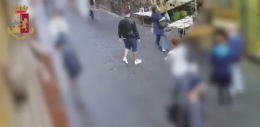 Rapine a turisti e automobilisti, prese due bande: 11 arresti a Napoli