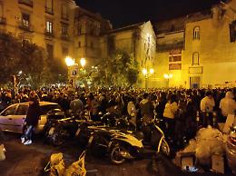 Folla al centro storico e locale aperto oltre l'orario, blitz della polizia locale
