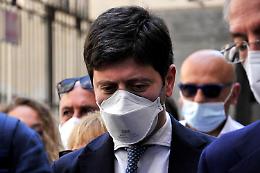 Speranza: «Covid non sparirà il 31 marzo, mascherine al chiuso anche dopo»