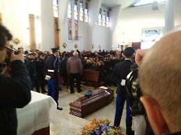 Lacrime ai funerali di Franco, il vigilantes massacrato davanti alla metro