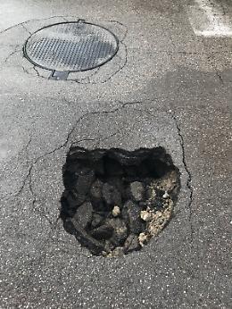Castellammare: auto rischia per una buca in via Cosenza