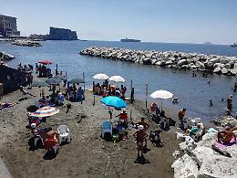 Colonna spezzata, la spiaggia libera del Lungomare diventa lido abusivo