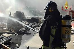 Allerta in Versilia, brucia capannone di materiali plastici