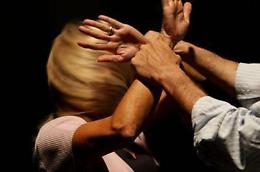 Violenza sulle donne: minaccia la moglie per dei video sui socia, arrestato 43enne