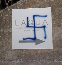 Svastiche sul muro del resort dello chef Cannavacciuolo