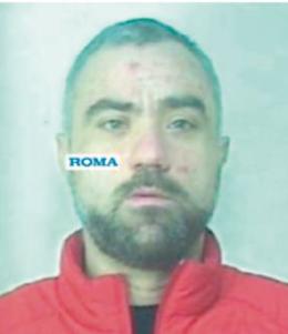 Entrano in casa e gli sparano