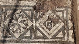 Pompei, alle Terme Stabiane affiora pavimento mosaico più antico
