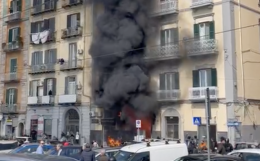 Incendio in un'officina, panico alla Riviera di Chiaia