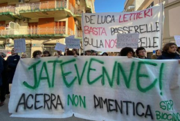 Rifiuti, De Luca e Lettieri contestati ad Acerra