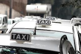 «Cassonetti rifiuti in stalli taxi», sit-in a Napoli