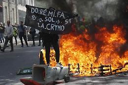 Gilet gialli, scontri a Parigi